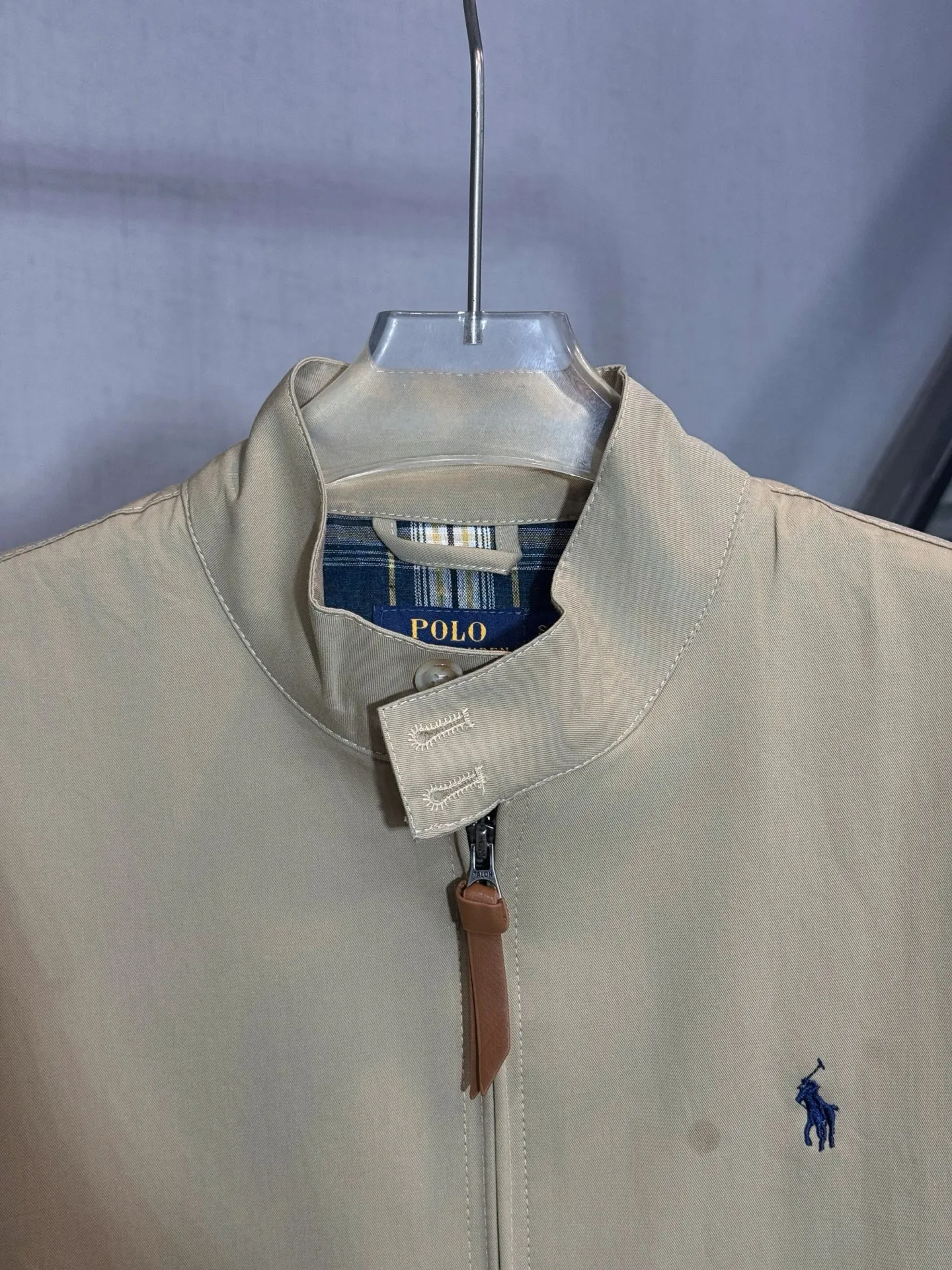 P320 Style number: HE304 Ralph Lauren - Ralph Lauren old money style small label classic mesh jacket. The fabric is made of pure cotton workwear fabrics. The upper body is three-dimensional and stylish. It is a versatile style in autumn. There is a Ralph Lauren small logo embroidered on the chest. Customized original letter hardware zipper. The inside is renamed old money style sub-fabric. It is made from the original version and comes with three labels. You can buy it with confidence. Color: Navy/Khaki Size: S M L XL